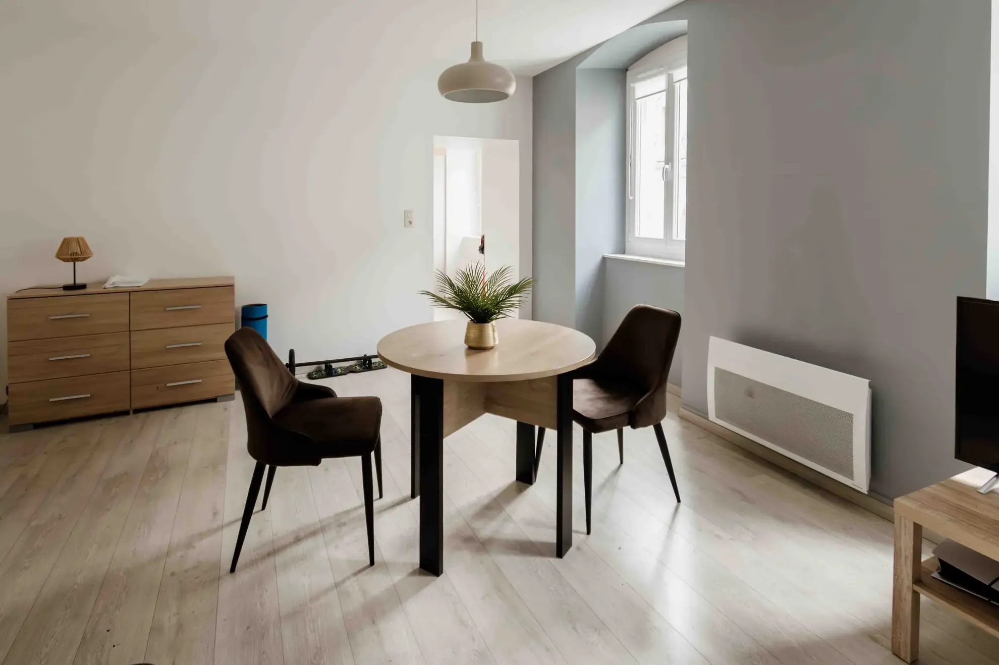Appartement de type 2 rénové avec cave et ascenseur en centre-ville de Pontarlier 