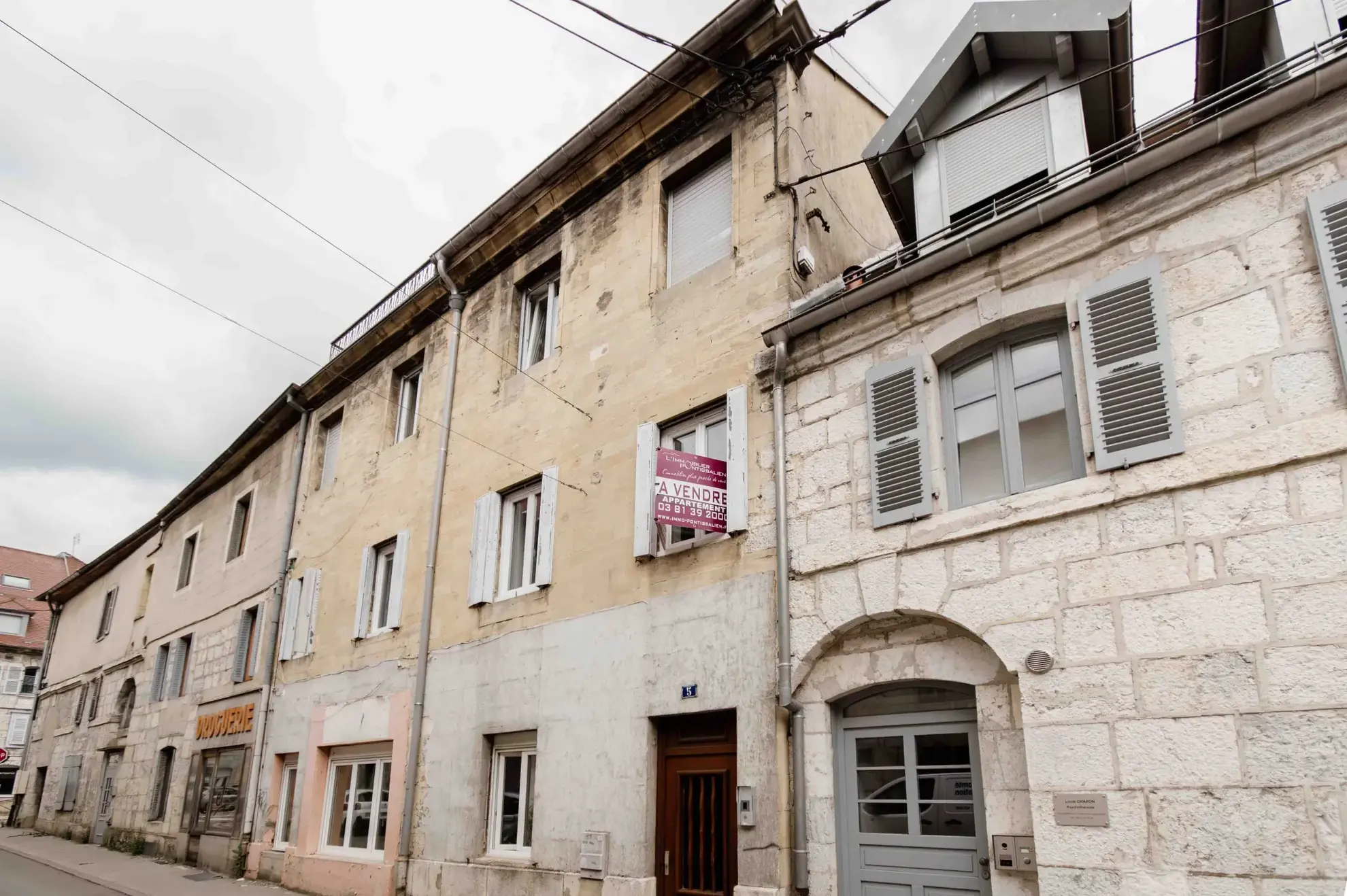 Appartement de type 2 rénové avec cave et ascenseur en centre-ville de Pontarlier 