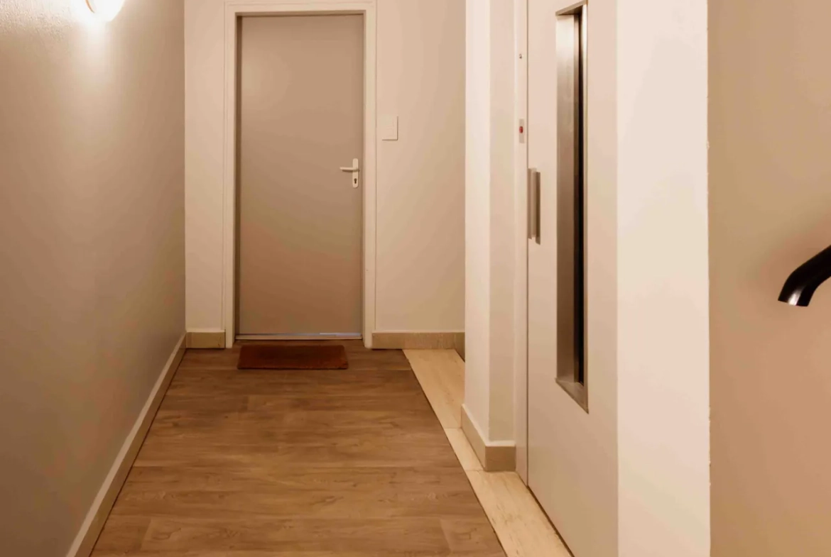 Appartement de type 2 rénové avec cave et ascenseur en centre-ville de Pontarlier 