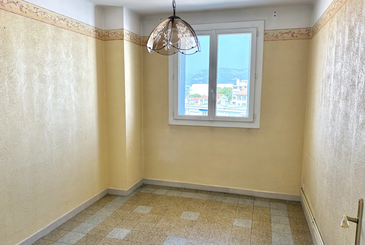 Appartement 2 chambres avec vue dégagée à La Seyne-sur-Mer 