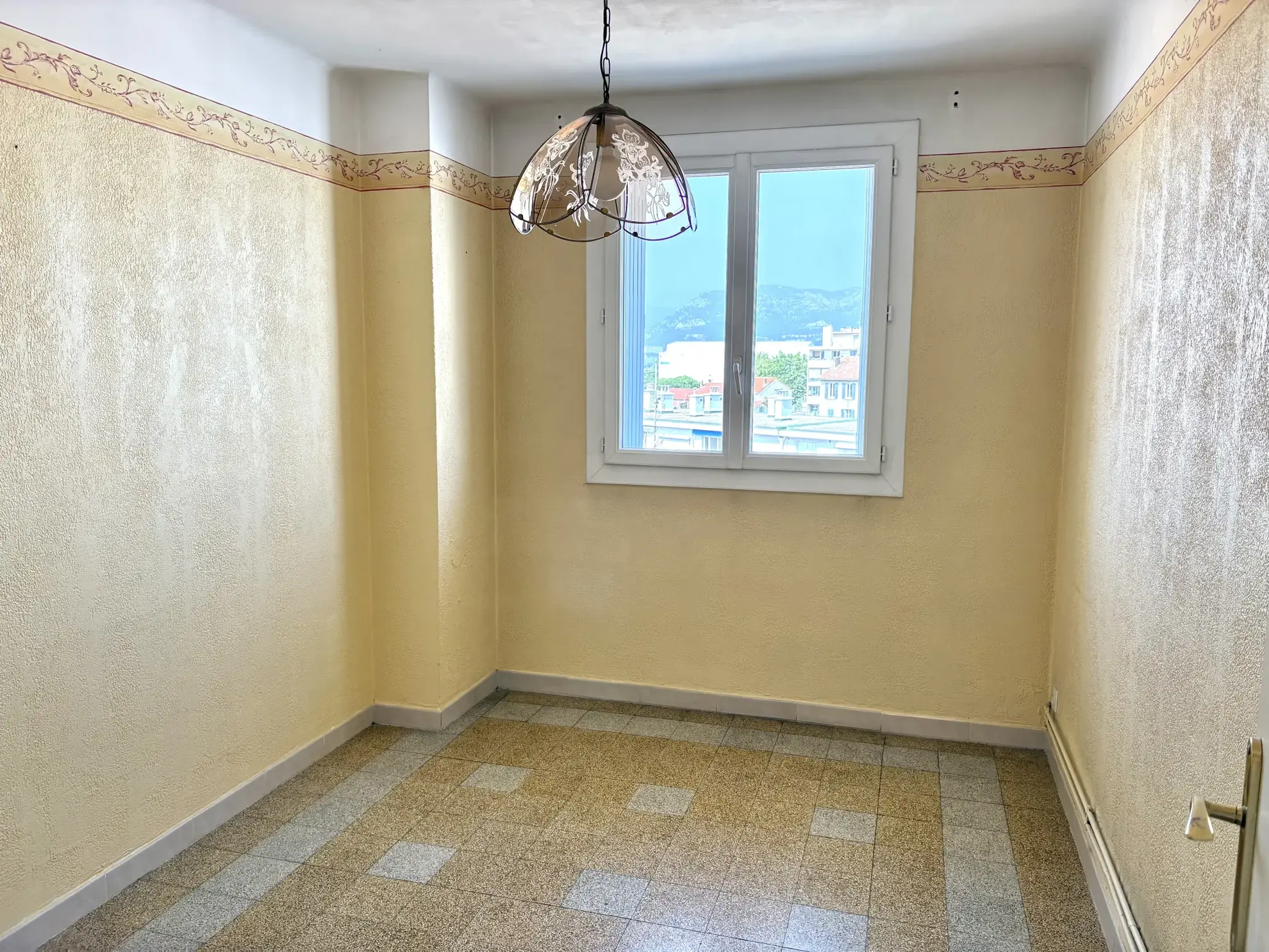 Appartement 2 chambres avec vue dégagée à La Seyne-sur-Mer 