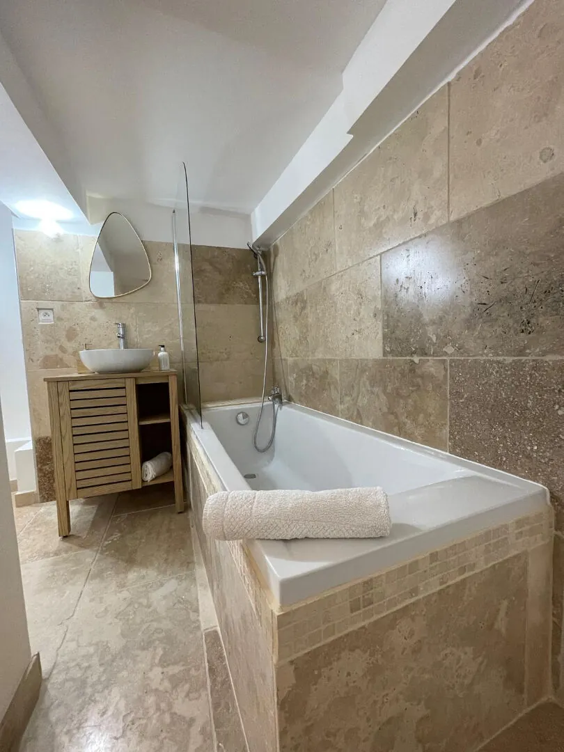 Appartement duplex T2 en centre-ville d'Apt, rénové et lumineux 