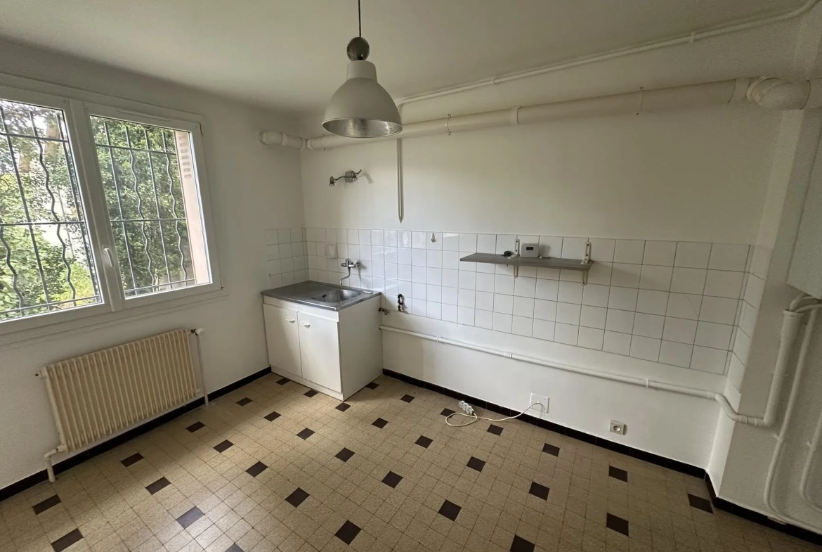 Appartement 3 pièces à Grenoble – 72 m² avec chauffage gaz, résidence au rez-de-chaussée 