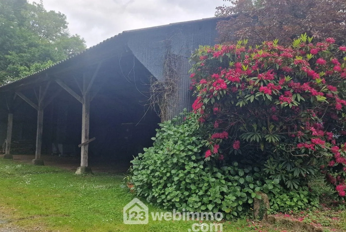 Ancienne ferme à rénover à Prat, terrain de plus d'1 hectare dans les Côtes d'Armor 