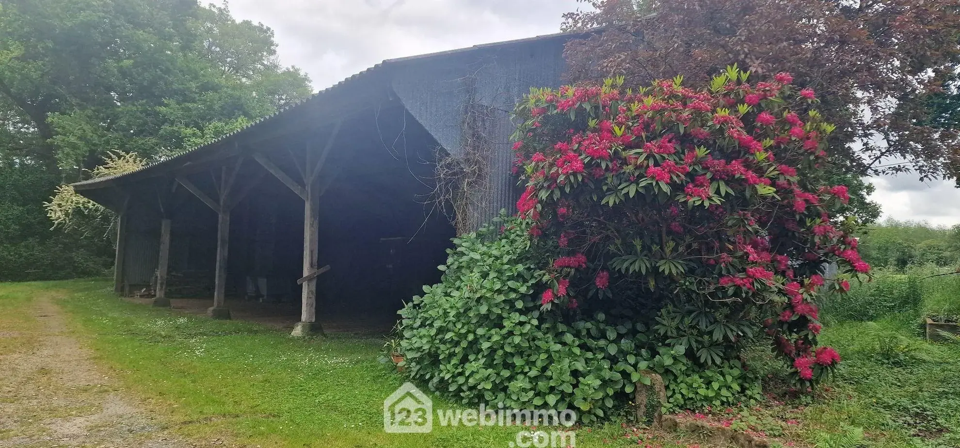 Ancienne ferme à rénover à Prat, terrain de plus d'1 hectare dans les Côtes d'Armor 