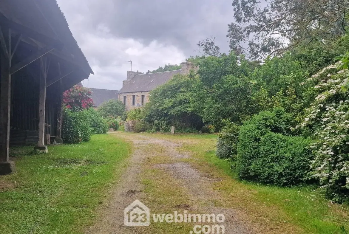 Ancienne ferme à rénover à Prat, terrain de plus d'1 hectare dans les Côtes d'Armor 