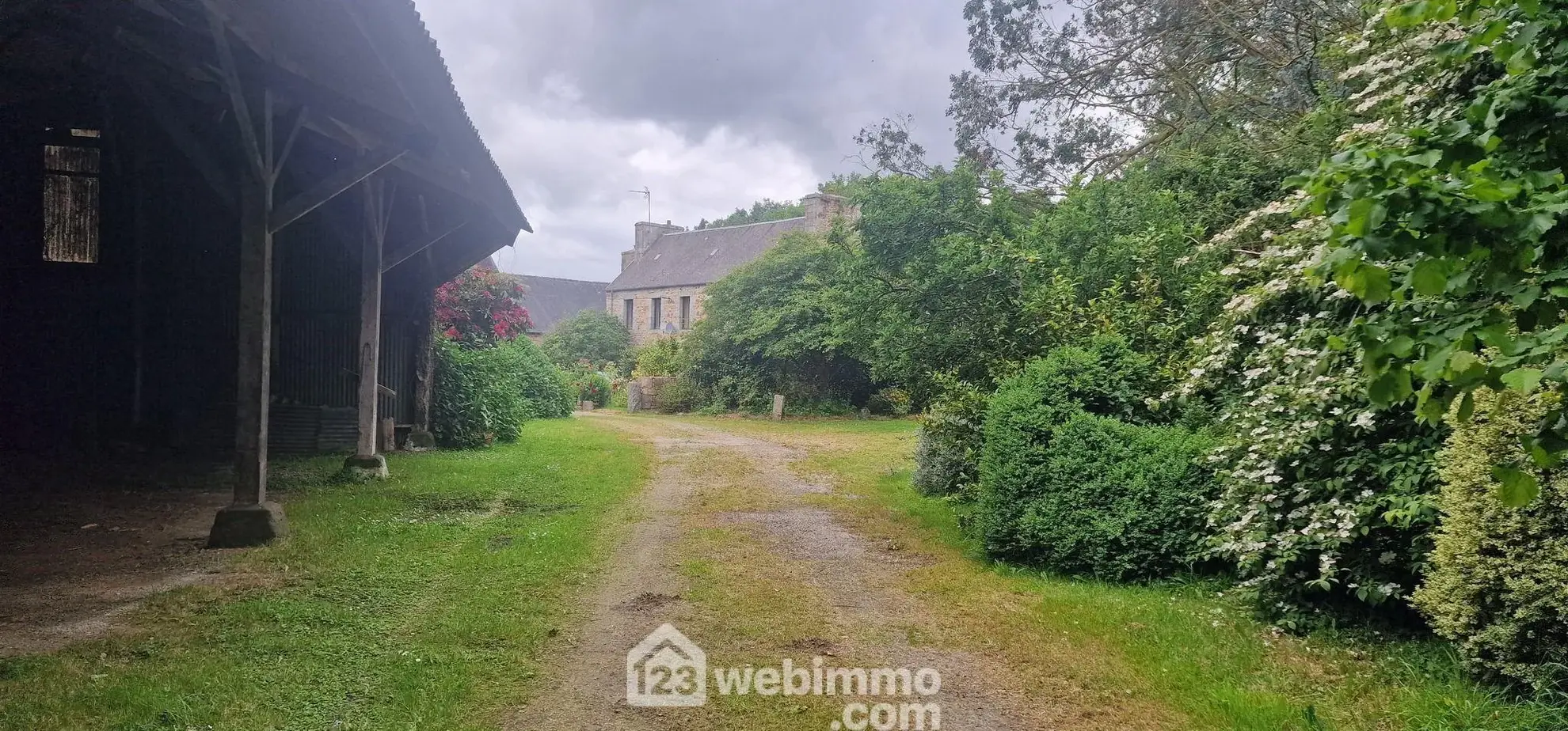 Ancienne ferme à rénover à Prat, terrain de plus d'1 hectare dans les Côtes d'Armor 