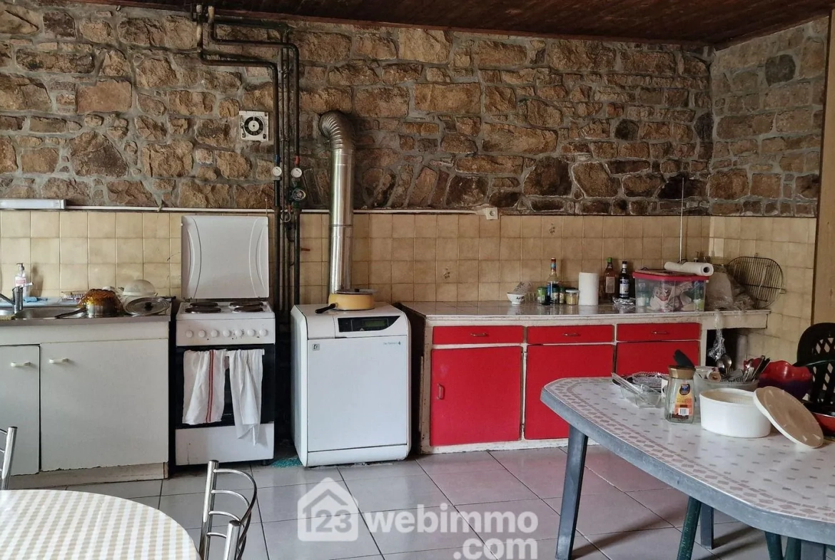 Ancienne ferme à rénover à Prat, terrain de plus d'1 hectare dans les Côtes d'Armor 