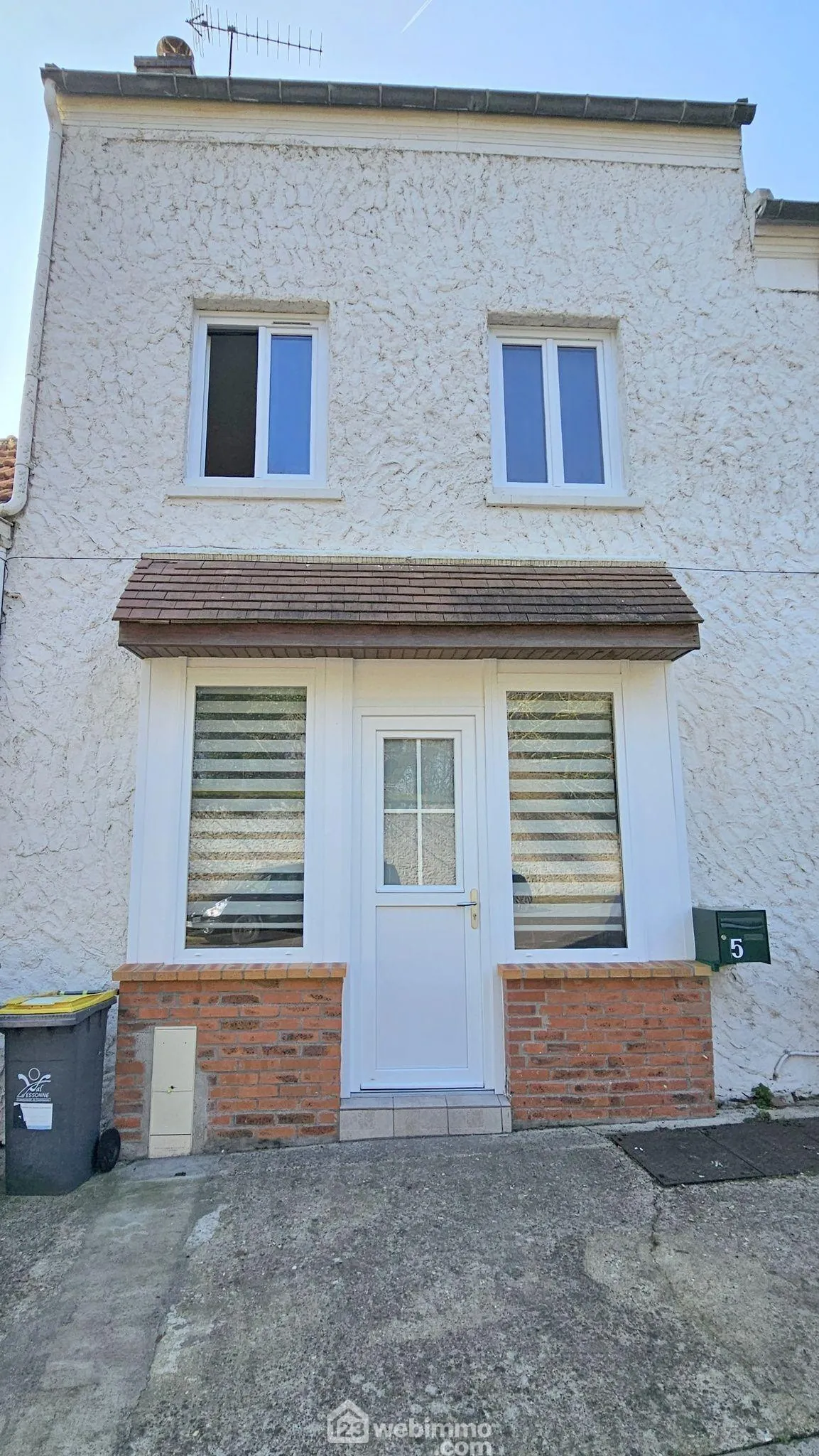 Maison de ville rénovée de 45m² à Vert-le-Grand, calme et prête à vivre 