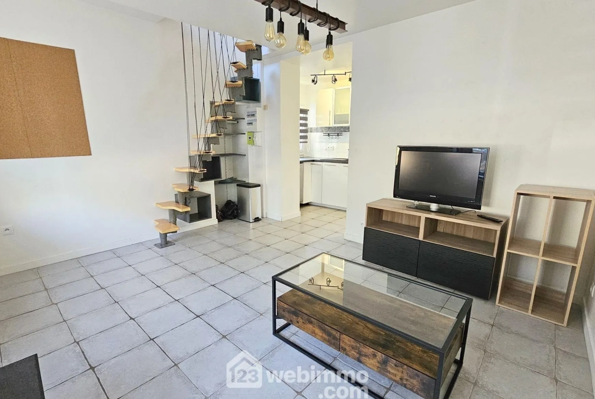 Maison de ville rénovée de 45m² à Vert-le-Grand, calme et prête à vivre 