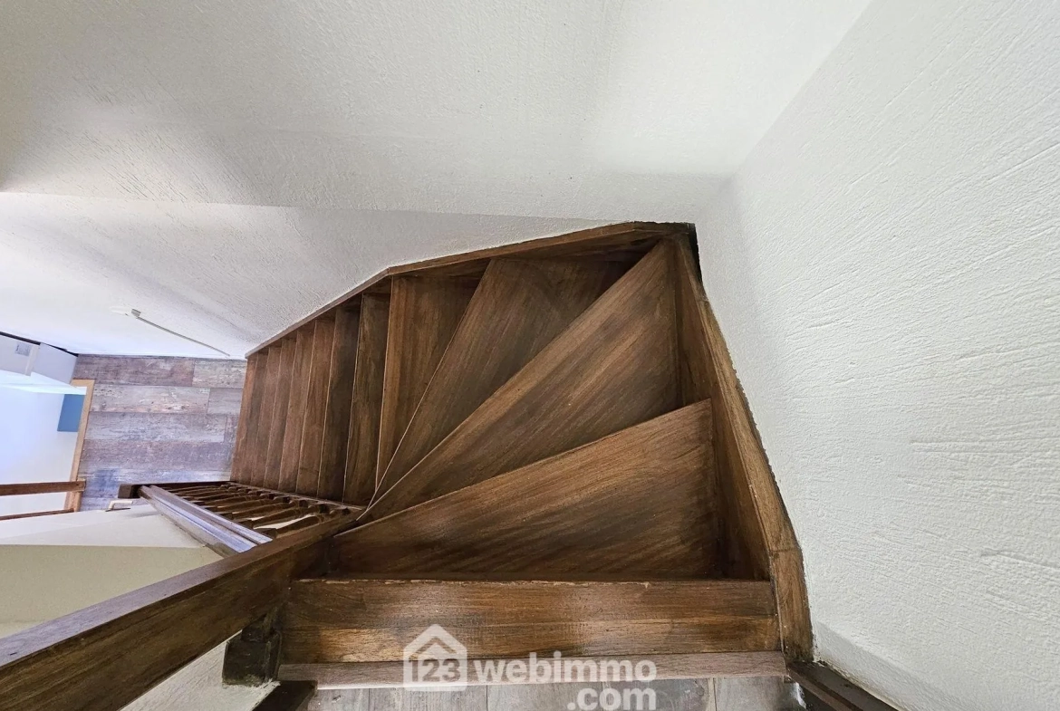Maison de ville rénovée de 45m² à Vert-le-Grand, calme et prête à vivre 