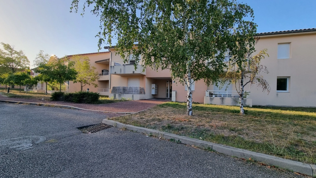 Appartement à vendre à Villerest - 41 m², sécurisé, loué, parking, terrasse