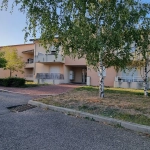 Appartement à vendre à Villerest - 41 m², sécurisé, loué, parking, terrasse