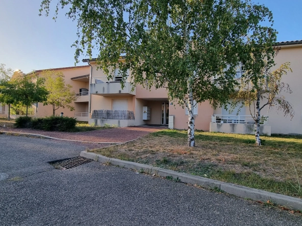 Appartement à vendre à Villerest - 41 m², sécurisé, loué, parking, terrasse