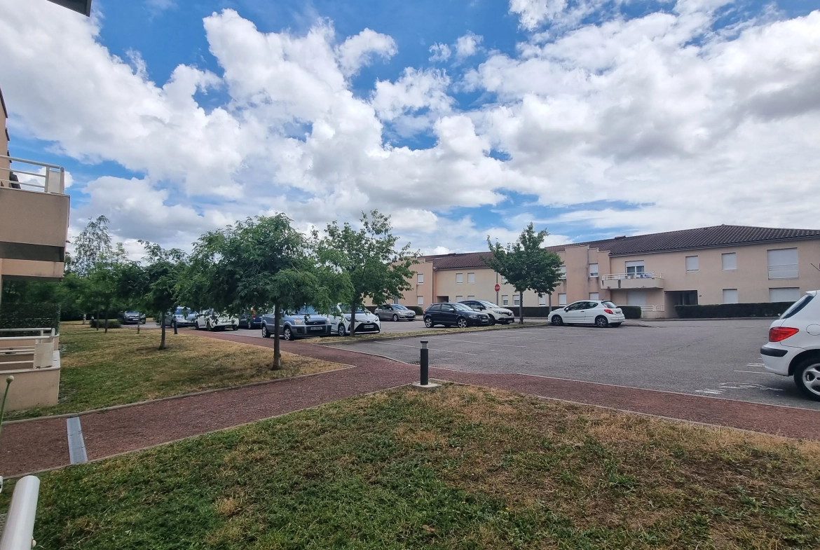 Appartement à vendre à Villerest - 41 m², sécurisé, loué, parking, terrasse 