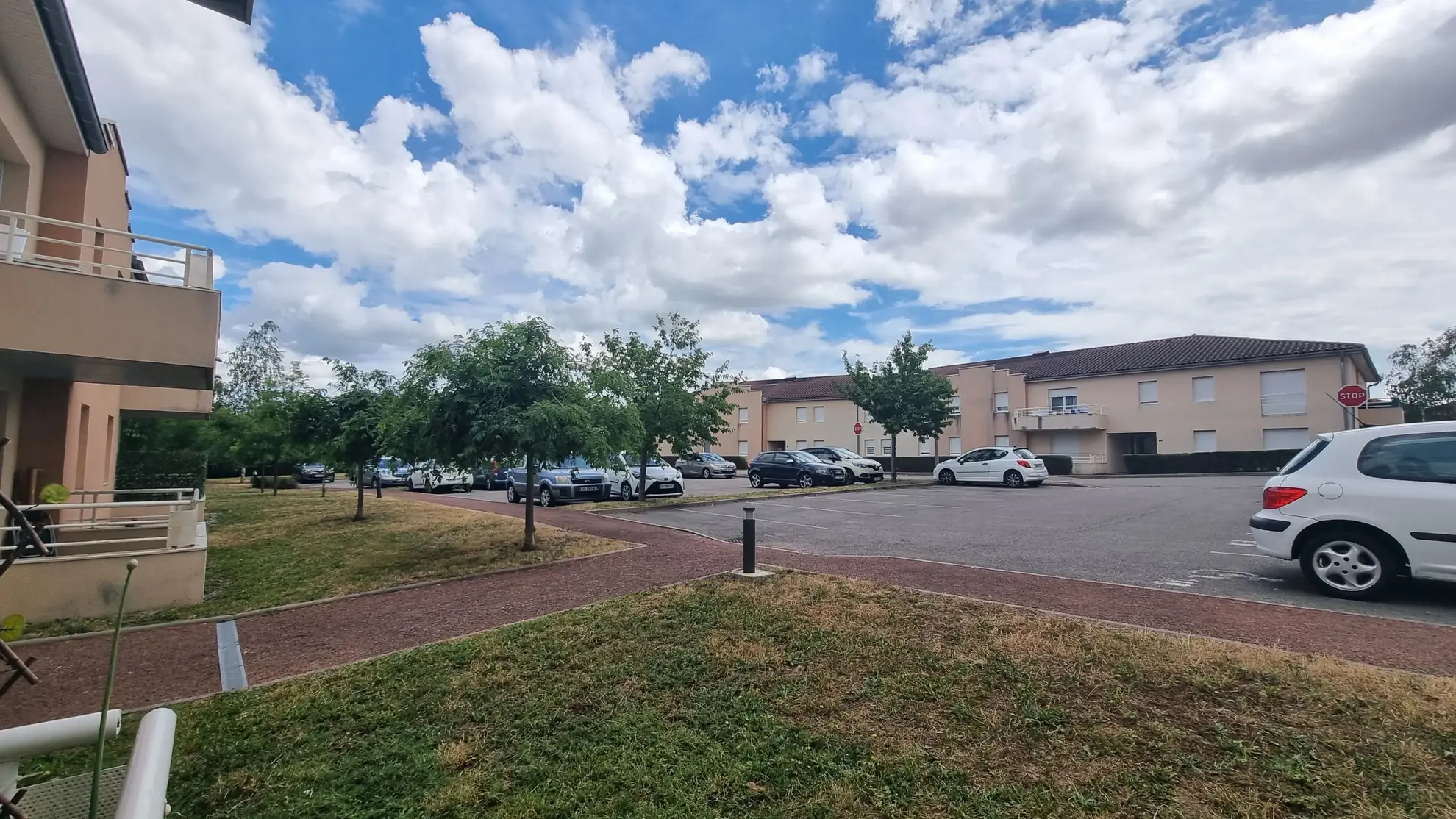 Appartement à vendre à Villerest - 41 m², sécurisé, loué, parking, terrasse 