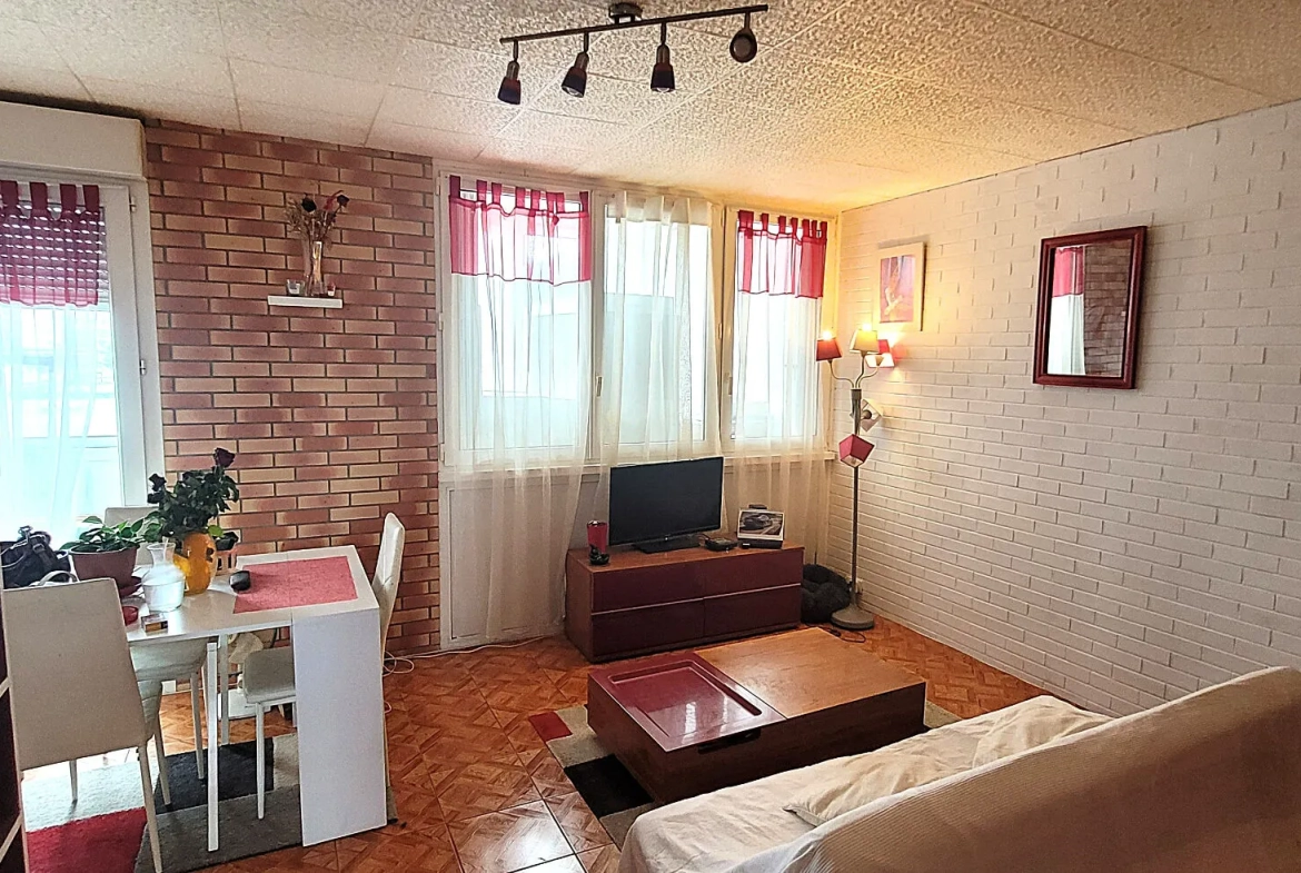 Appartement 5 pièces à Mourenx de 87 m² avec parking et proche commodités 
