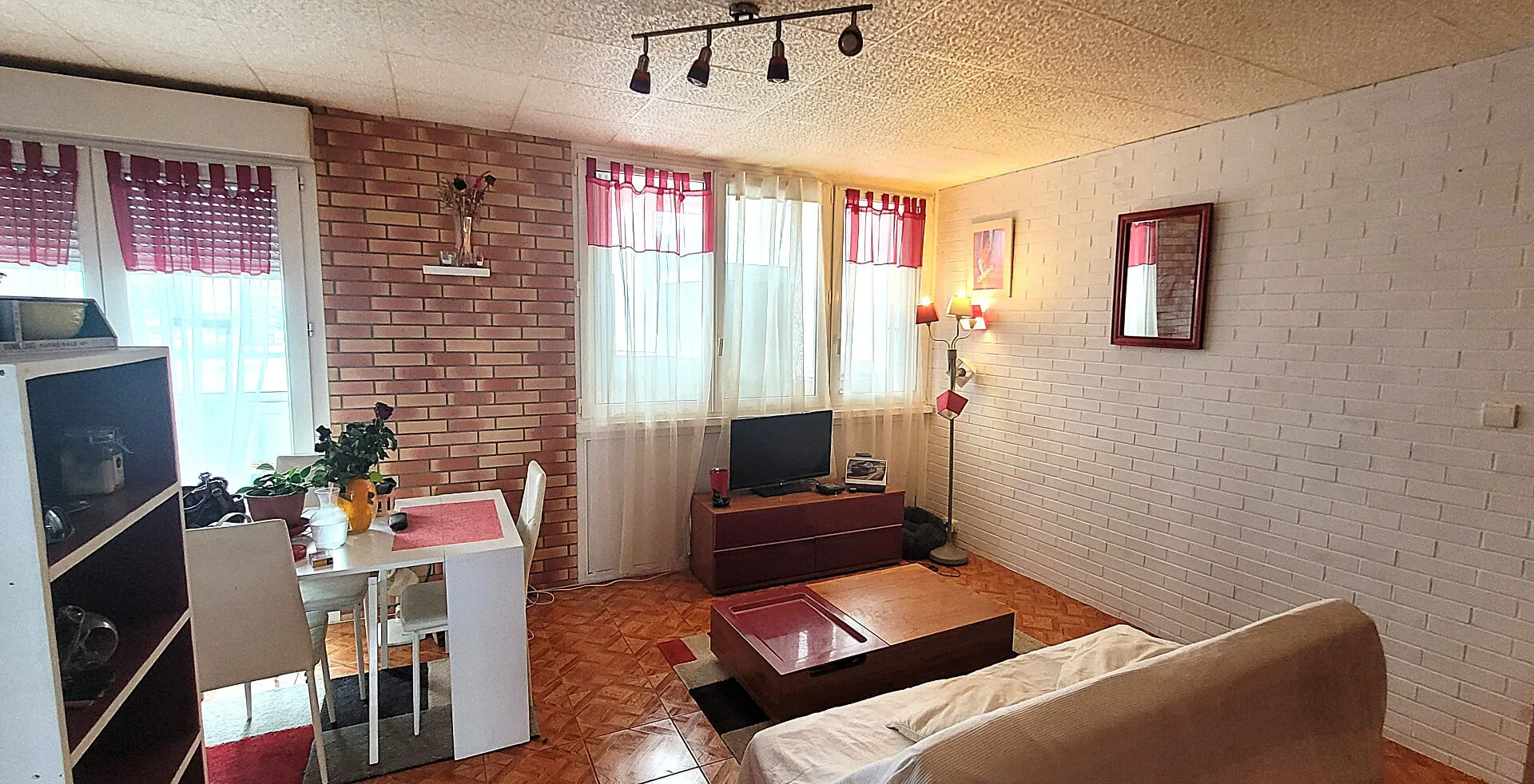 Appartement 5 pièces à Mourenx de 87 m² avec parking et proche commodités 