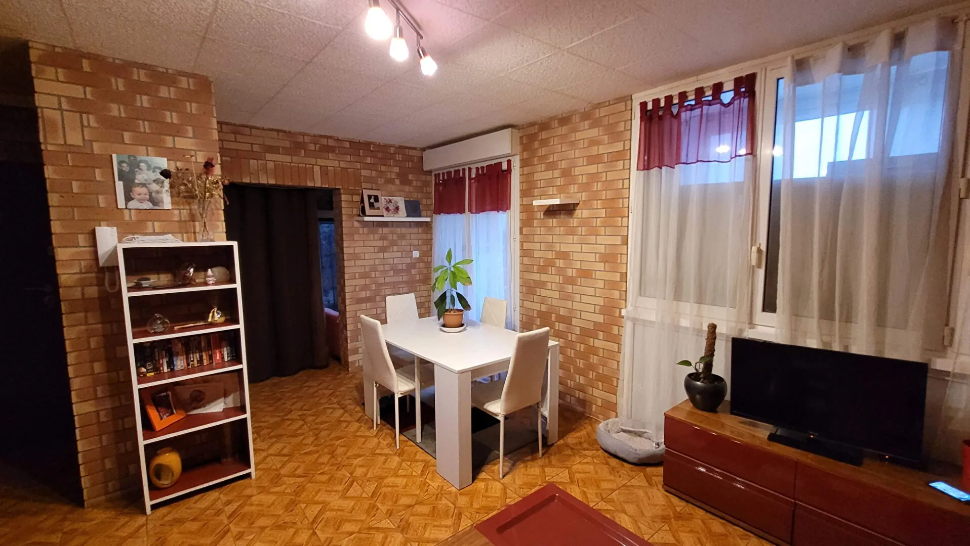Appartement 5 pièces à Mourenx de 87 m² avec parking et proche commodités 
