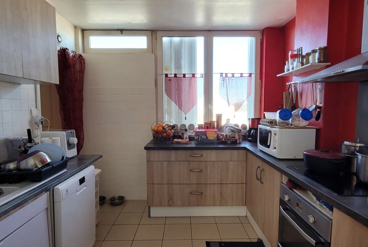Appartement 5 pièces à Mourenx de 87 m² avec parking et proche commodités 