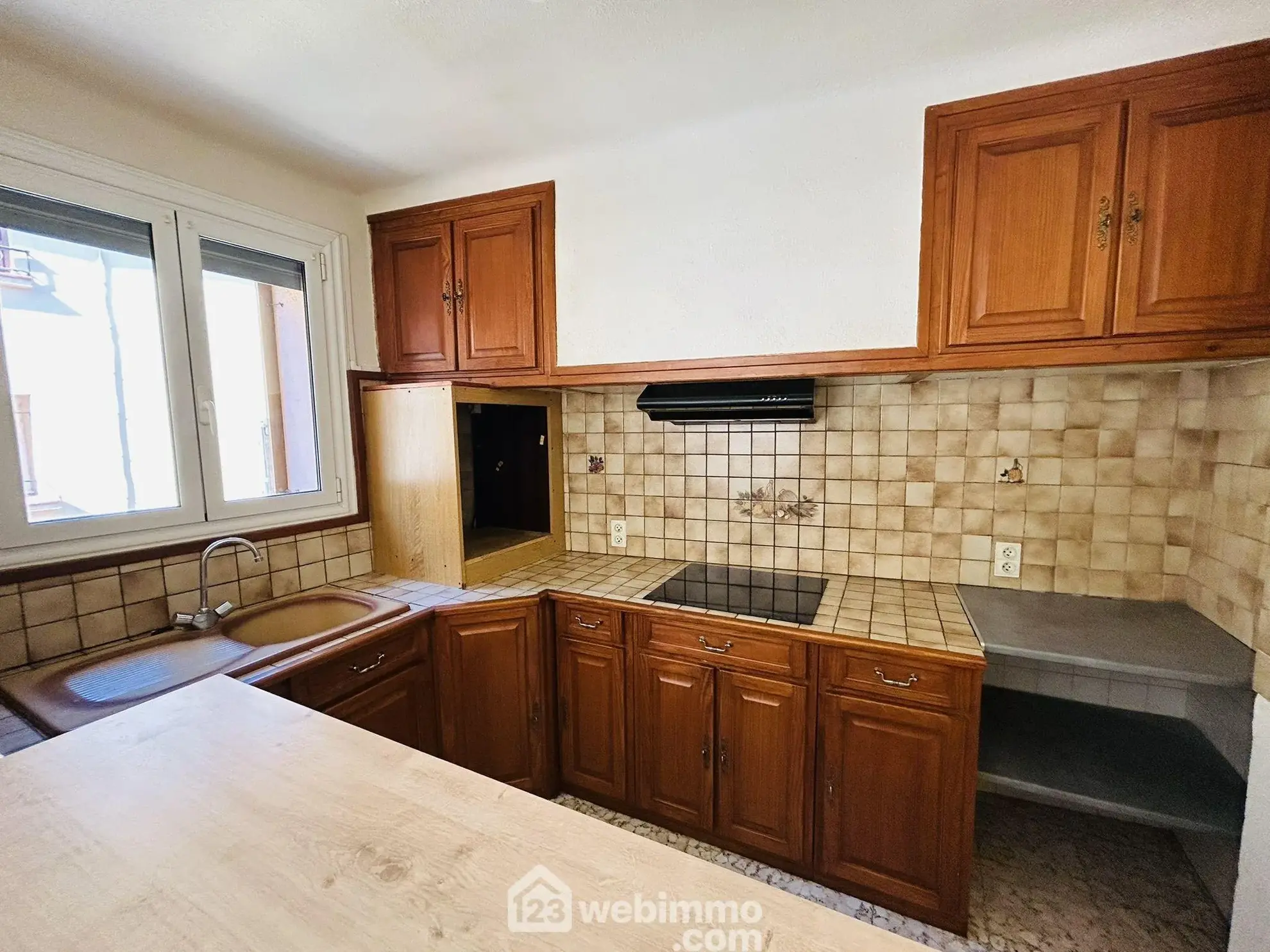 Maison de village à Estagel avec garage, 100 m², idéal résidence ou investissement 
