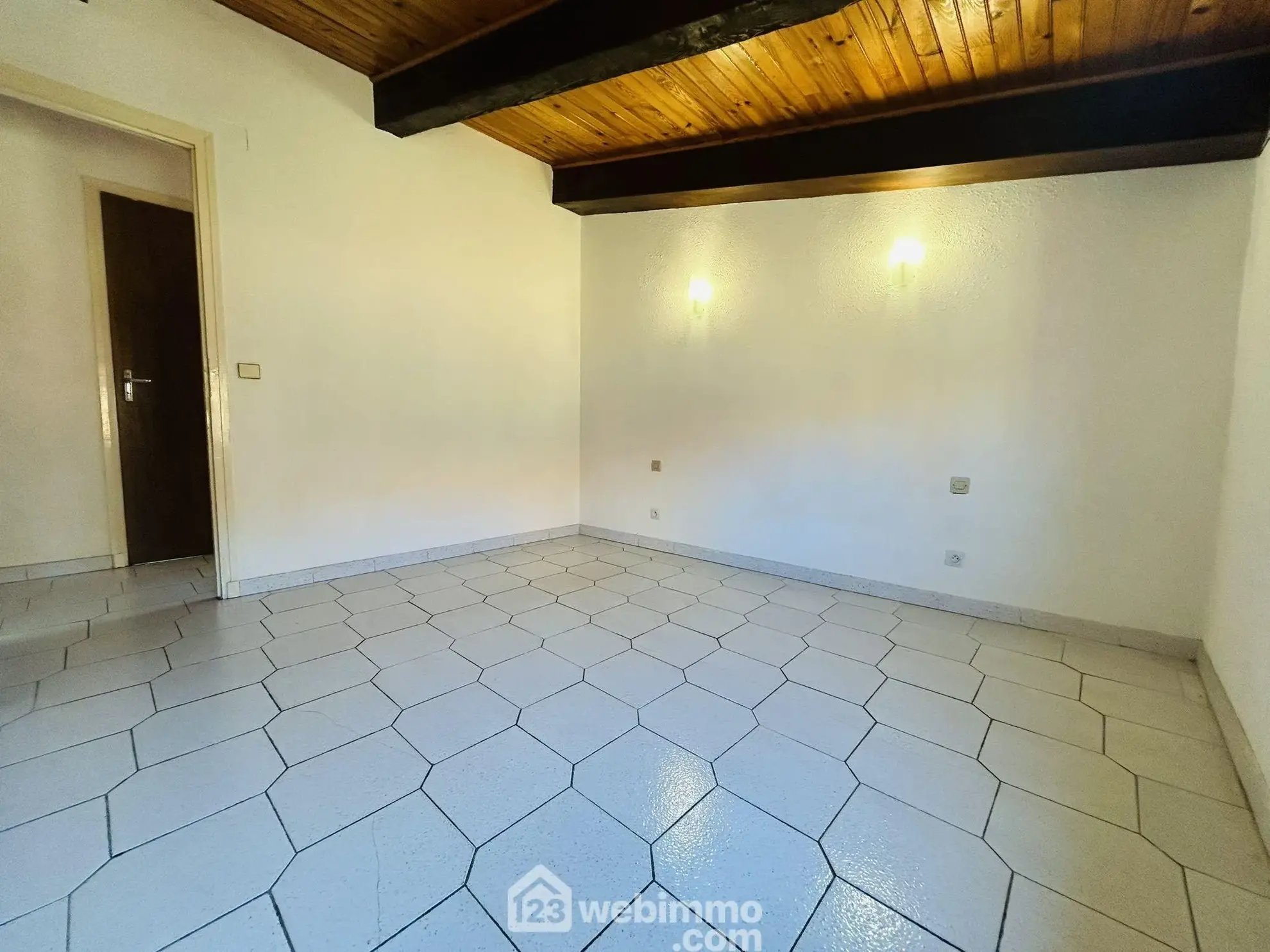 Maison de village à Estagel avec garage, 100 m², idéal résidence ou investissement 