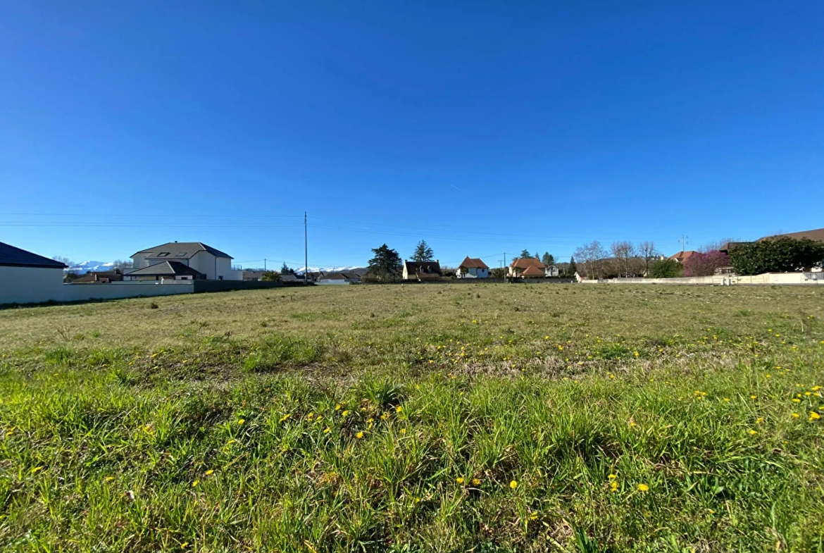 Terrain à vendre à Meillon – Deux parcelles semi-viabilisées de 1758 m² et 1977 m² 
