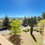 Appartement T6 spacieux à Apt avec balcon, cave et parking, à rafraîchir