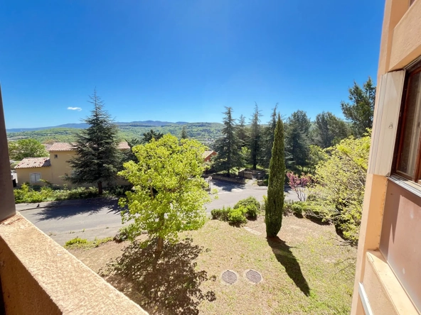 Appartement T6 spacieux à Apt avec balcon, cave et parking, à rafraîchir