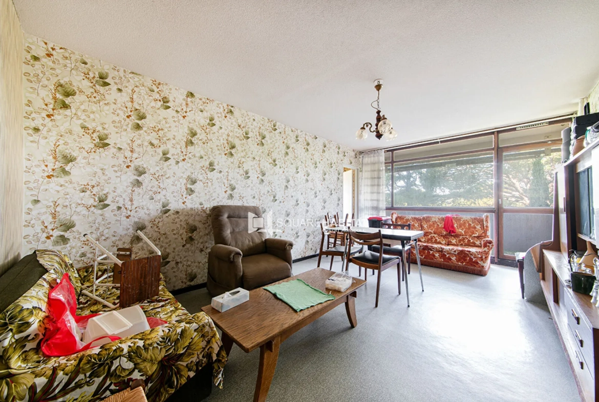 Appartement T6 spacieux à Apt avec balcon, cave et parking, à rafraîchir 