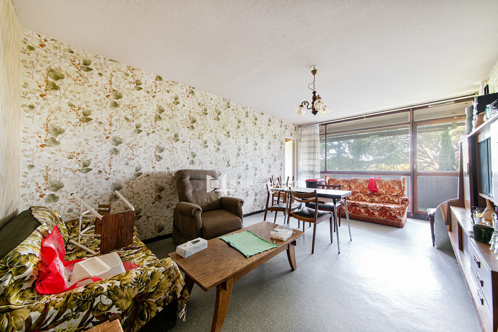 Appartement T6 spacieux à Apt avec balcon, cave et parking, à rafraîchir 
