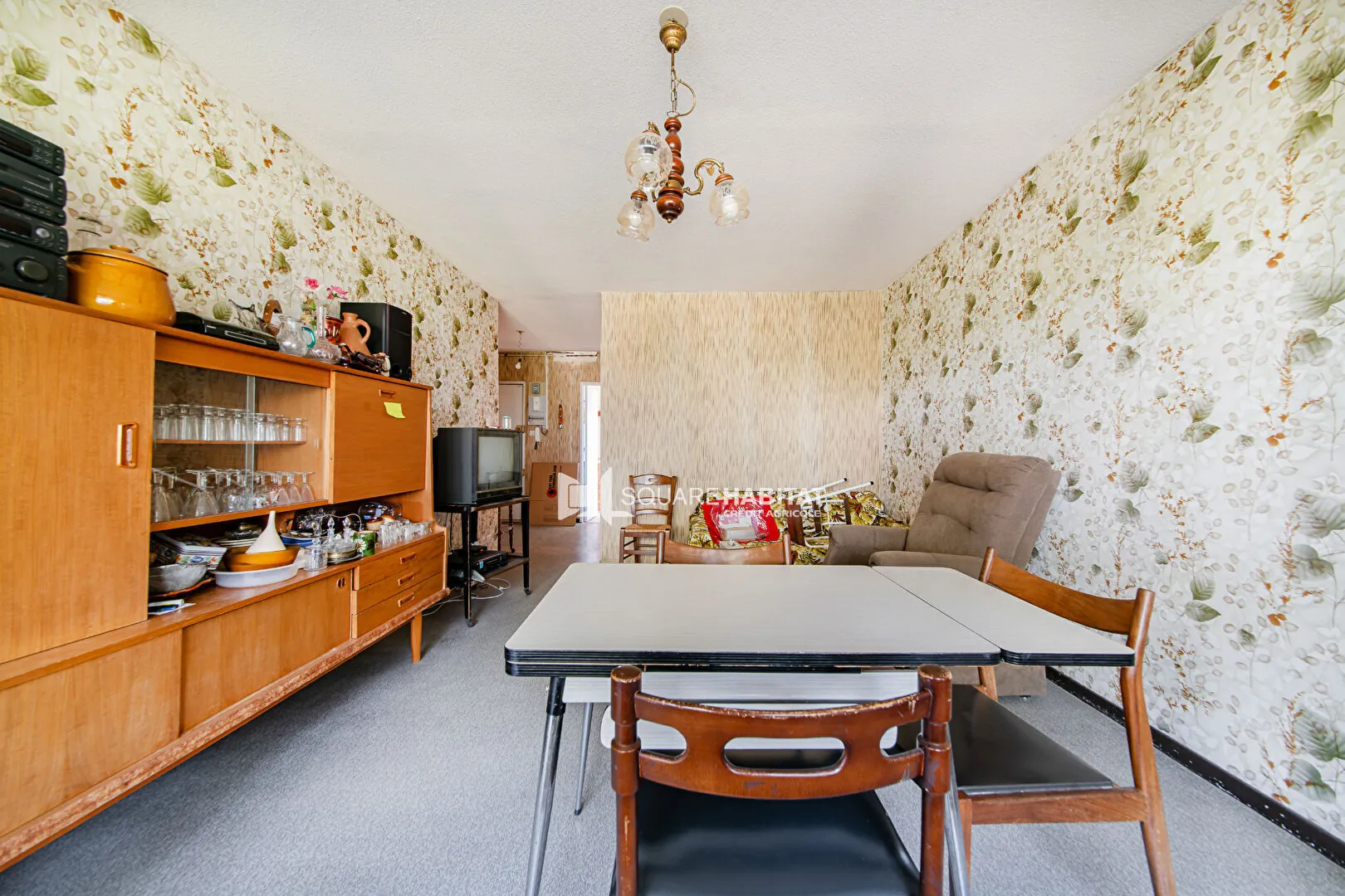 Appartement T6 spacieux à Apt avec balcon, cave et parking, à rafraîchir 