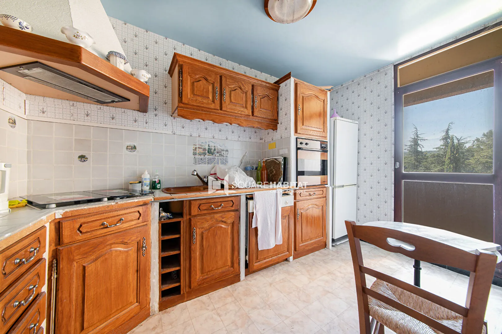 Appartement T6 spacieux à Apt avec balcon, cave et parking, à rafraîchir 