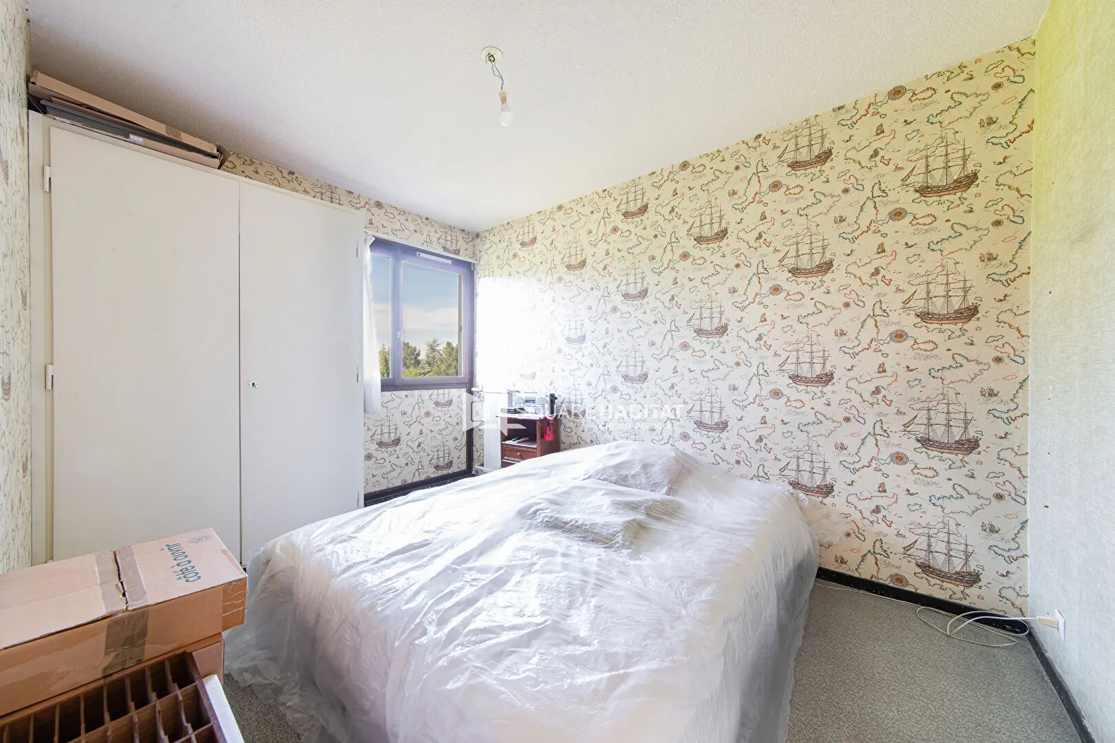 Appartement T6 spacieux à Apt avec balcon, cave et parking, à rafraîchir 