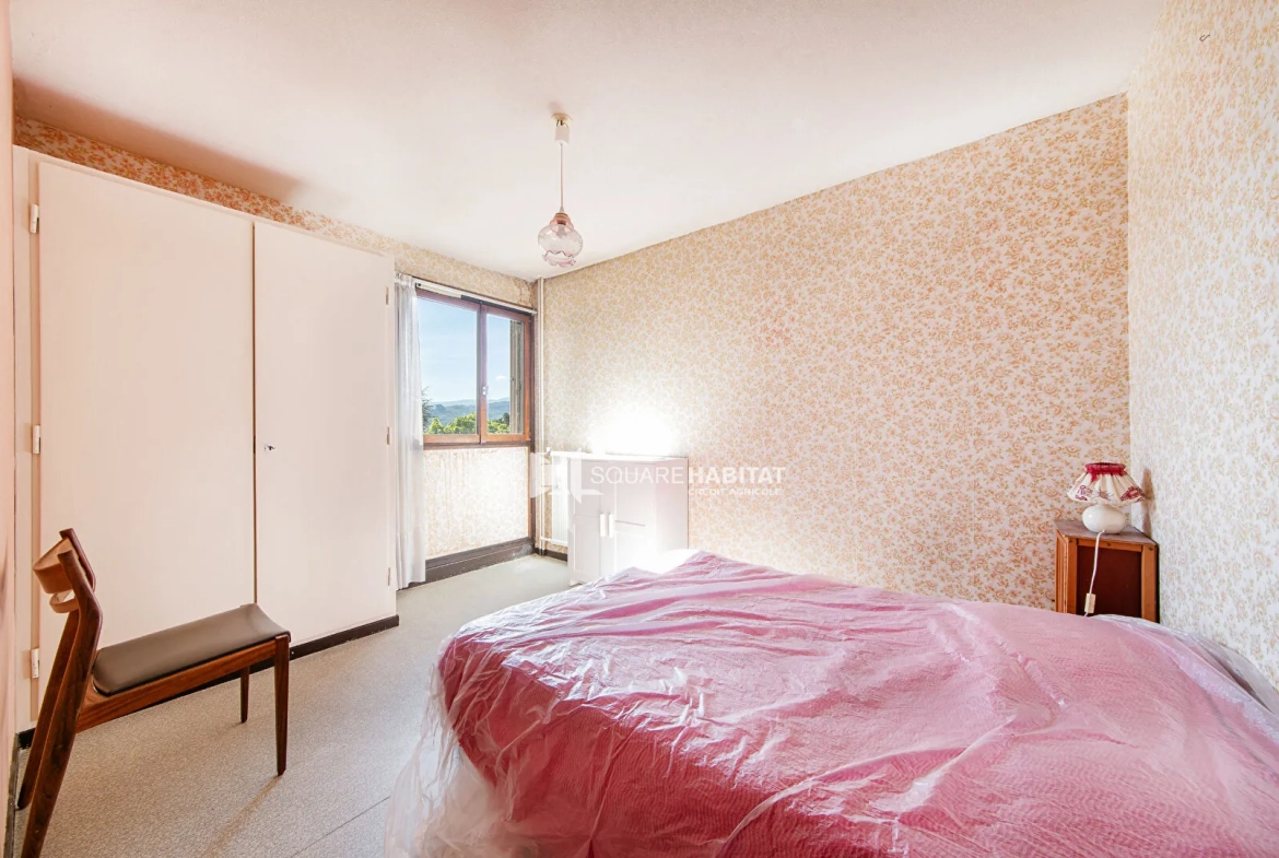 Appartement T6 spacieux à Apt avec balcon, cave et parking, à rafraîchir 