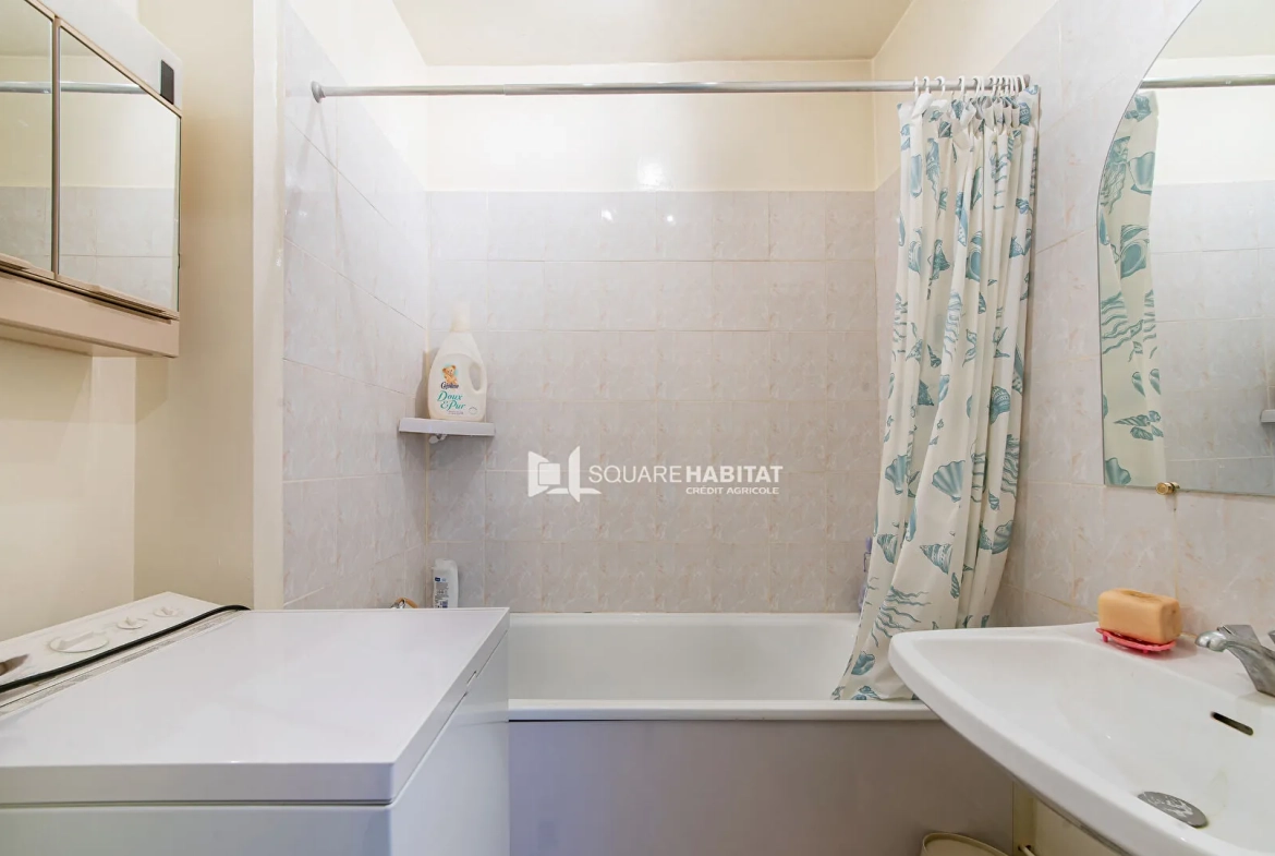 Appartement T6 spacieux à Apt avec balcon, cave et parking, à rafraîchir 