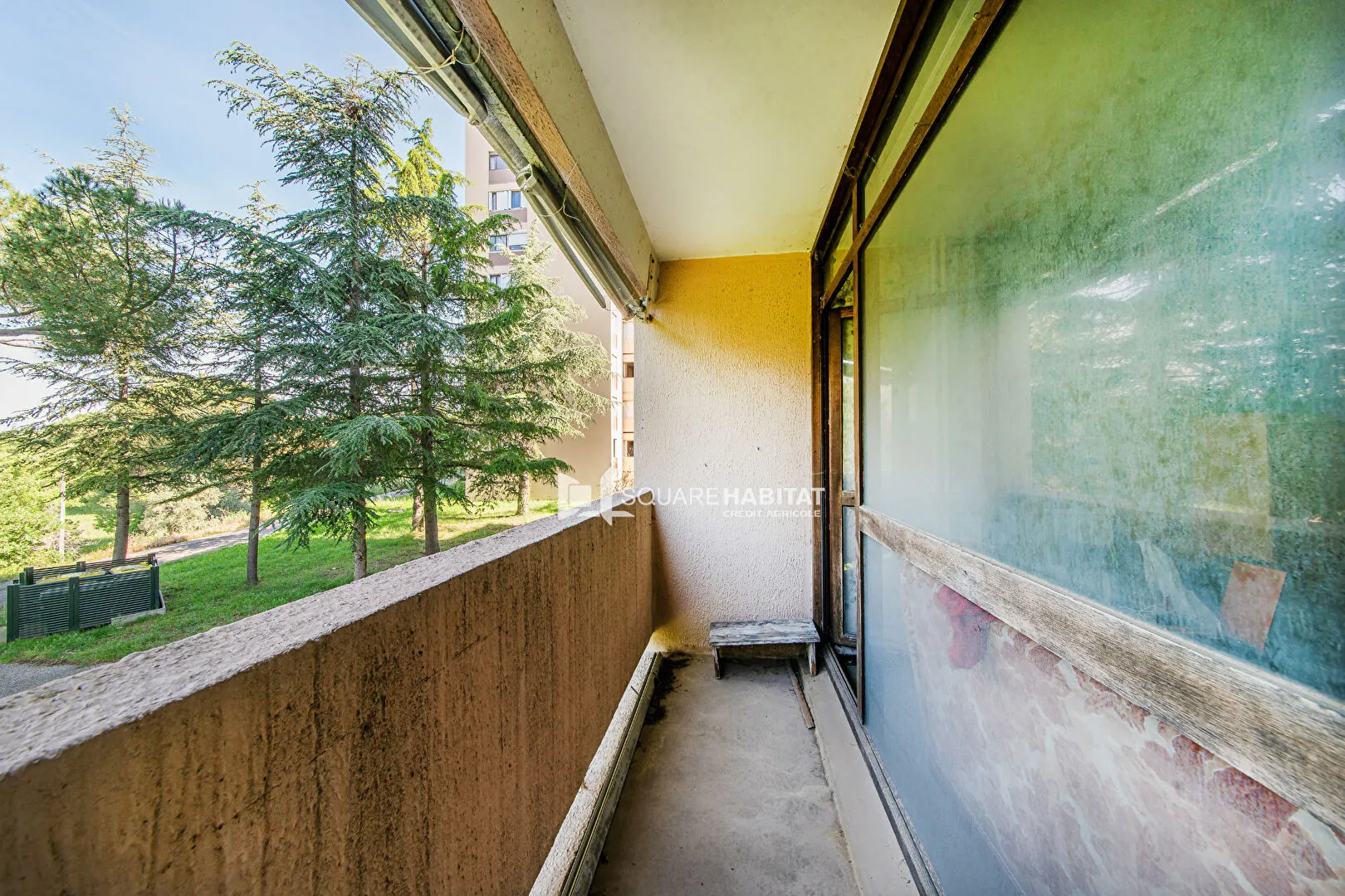 Appartement T6 spacieux à Apt avec balcon, cave et parking, à rafraîchir 