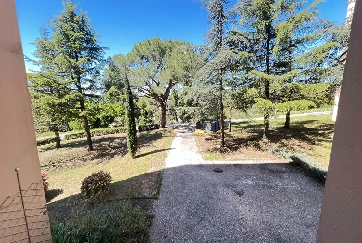 Appartement T6 spacieux à Apt avec balcon, cave et parking, à rafraîchir 