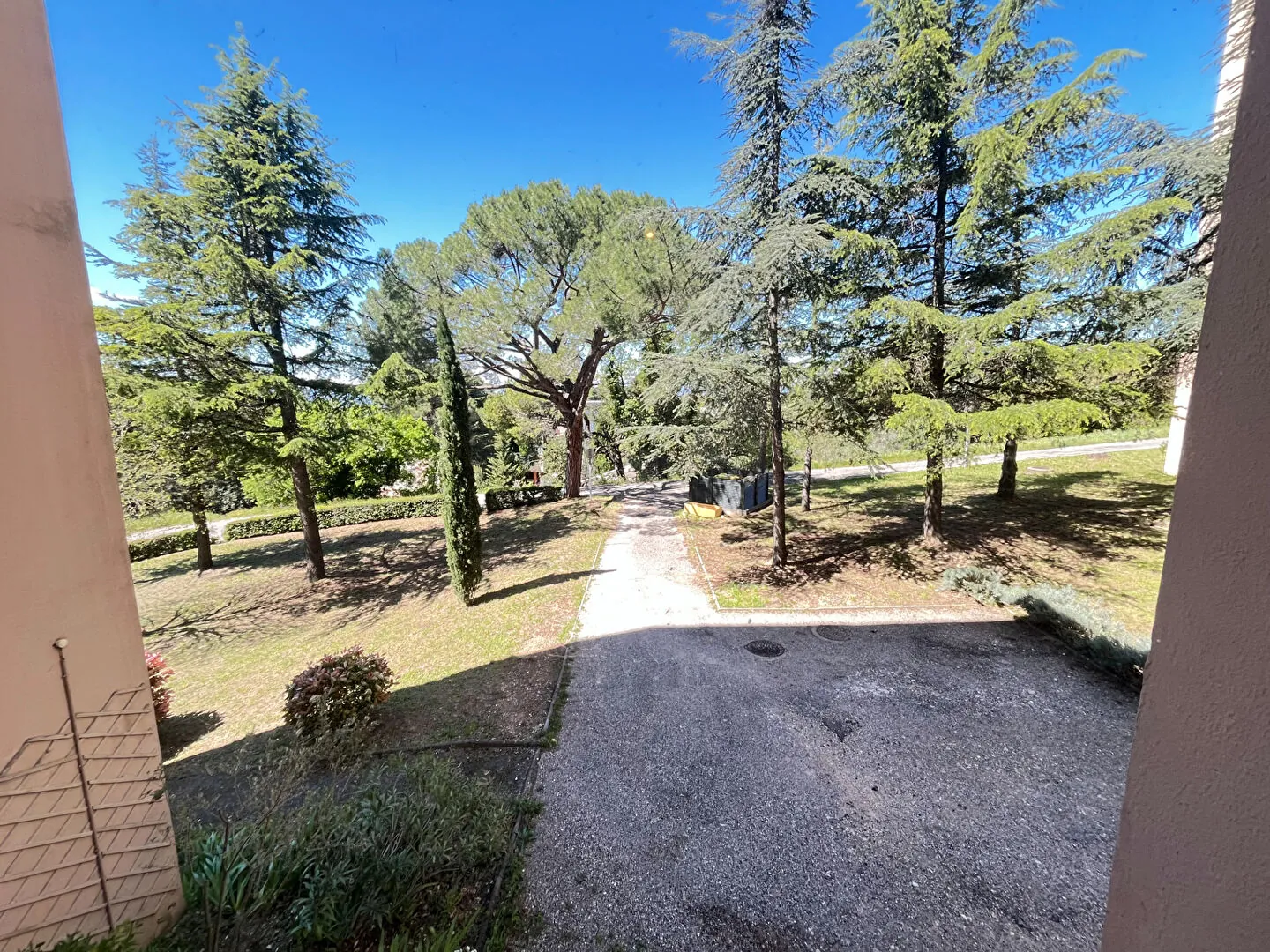 Appartement T6 spacieux à Apt avec balcon, cave et parking, à rafraîchir 