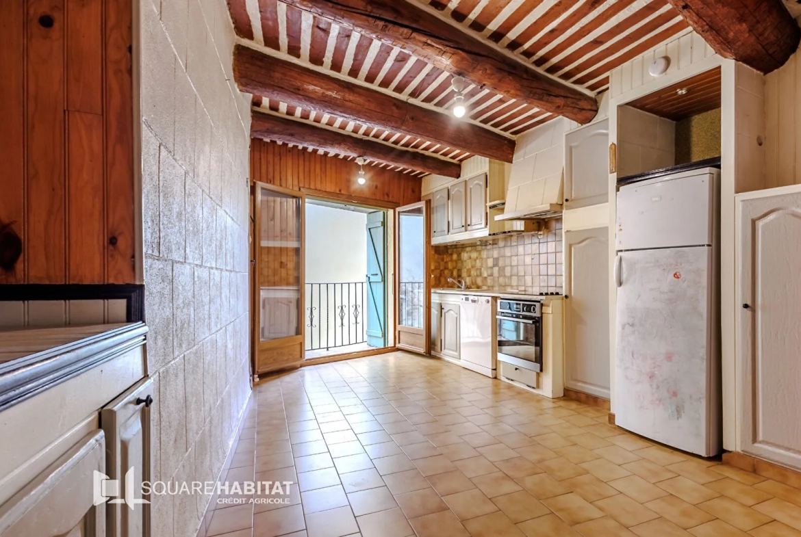 Maison de village à rénover à Eyguieres - 95 m² avec cour et potentiel d'agrandissement 