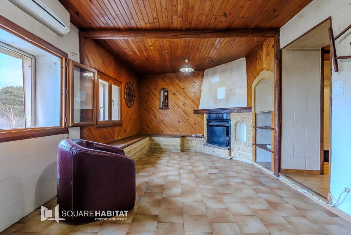Maison de village à rénover à Eyguieres - 95 m² avec cour et potentiel d'agrandissement 