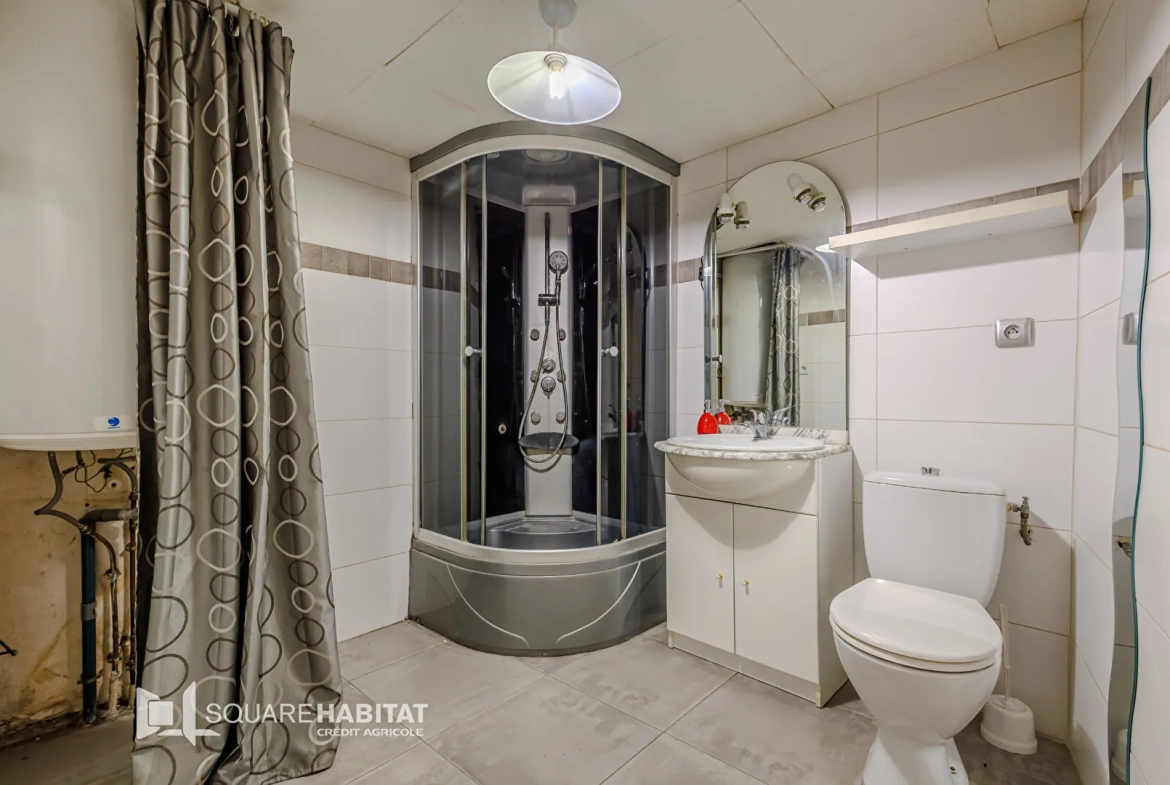 Maison de village à rénover à Eyguieres - 95 m² avec cour et potentiel d'agrandissement 