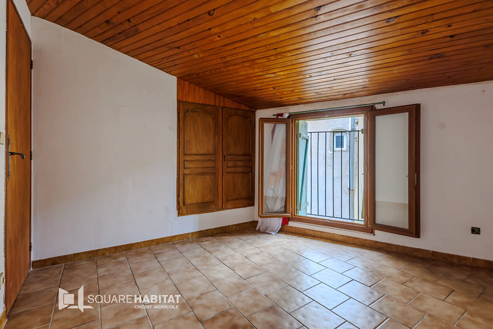 Maison de village à rénover à Eyguieres - 95 m² avec cour et potentiel d'agrandissement 