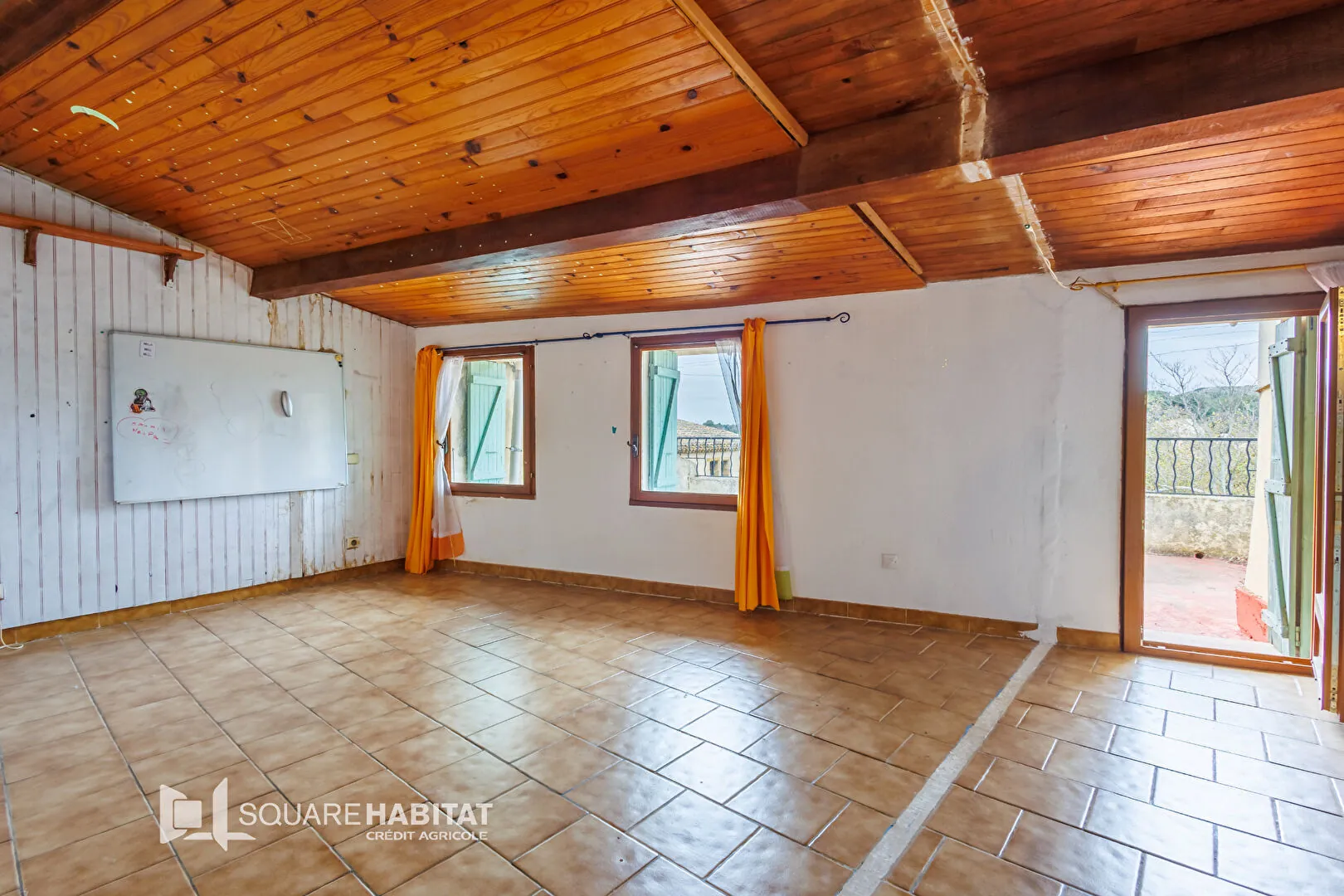 Maison de village à rénover à Eyguieres - 95 m² avec cour et potentiel d'agrandissement 
