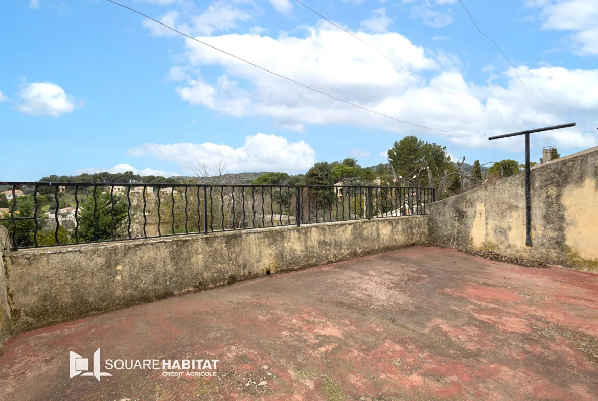 Maison de village à rénover à Eyguieres - 95 m² avec cour et potentiel d'agrandissement 