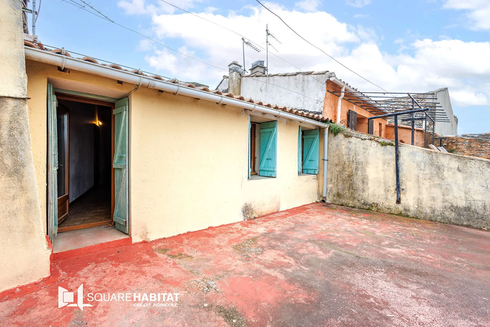 Maison de village à rénover à Eyguieres - 95 m² avec cour et potentiel d'agrandissement 