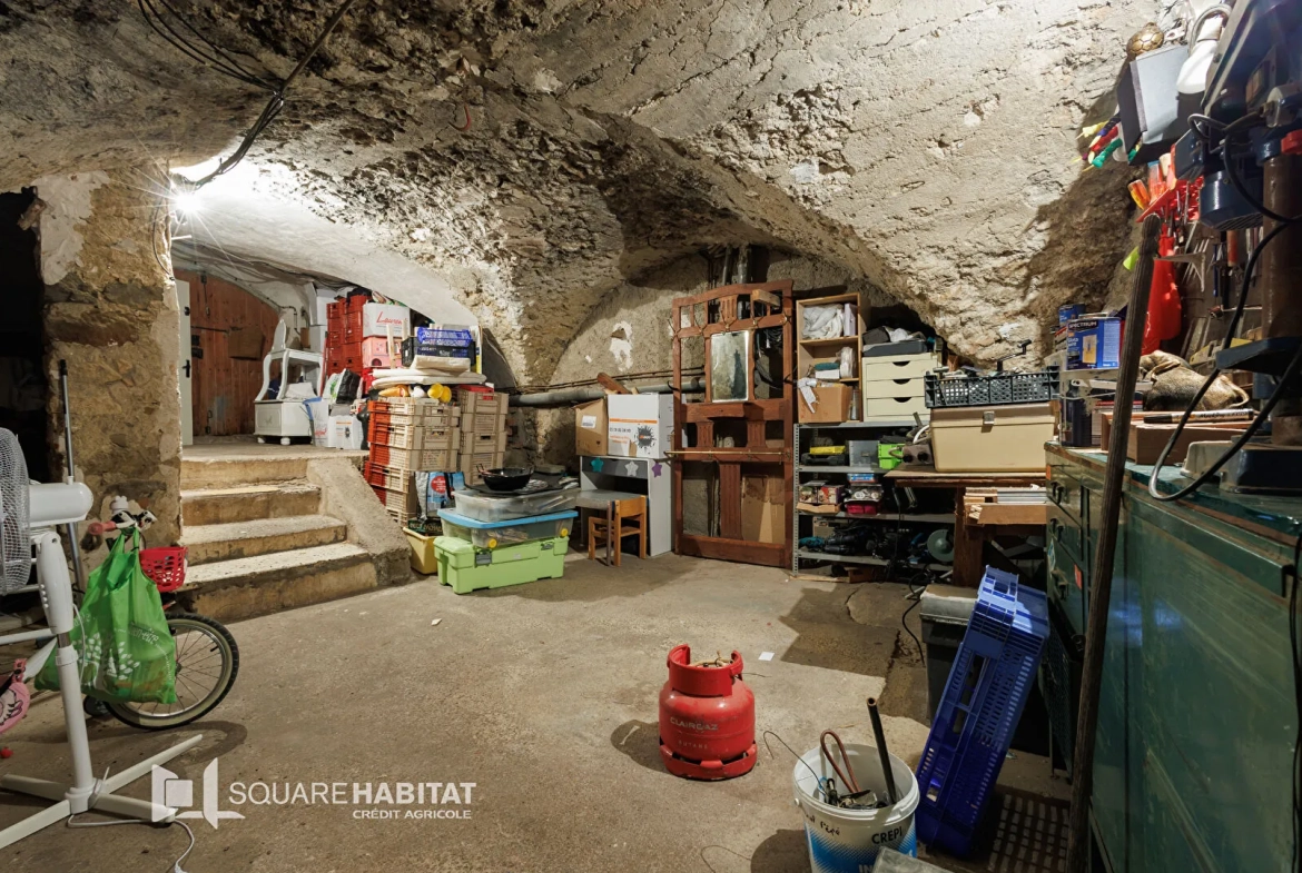Maison de village à rénover à Eyguieres - 95 m² avec cour et potentiel d'agrandissement 