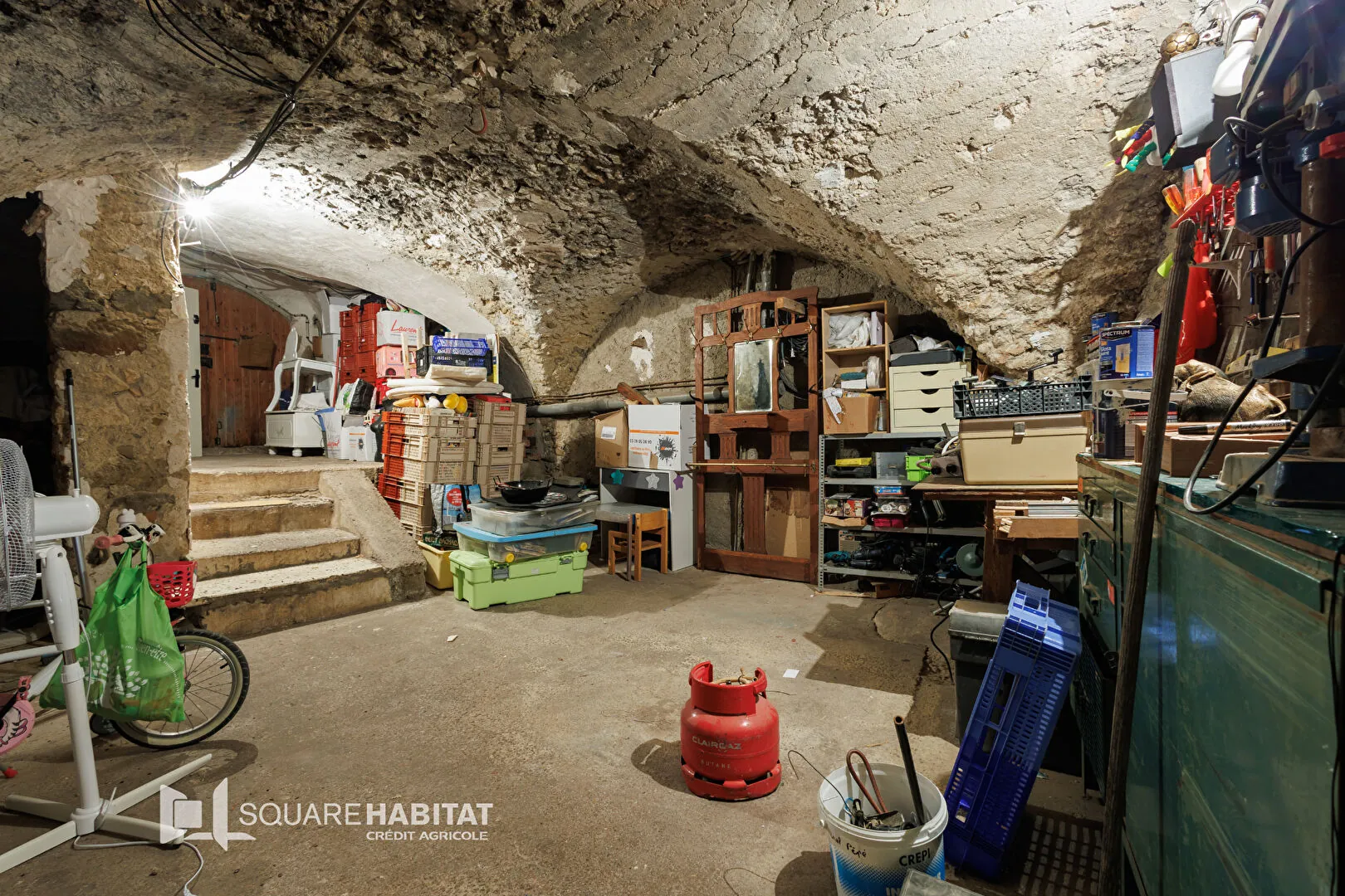 Maison de village à rénover à Eyguieres - 95 m² avec cour et potentiel d'agrandissement 