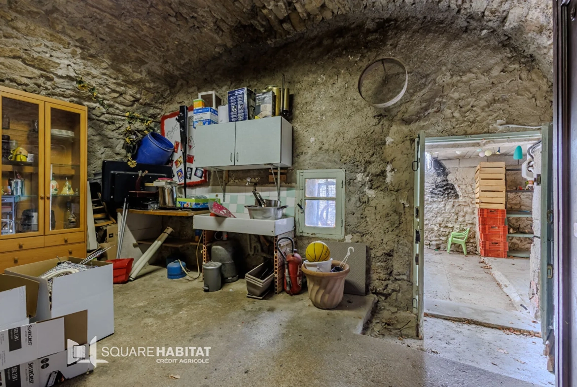Maison de village à rénover à Eyguieres - 95 m² avec cour et potentiel d'agrandissement 