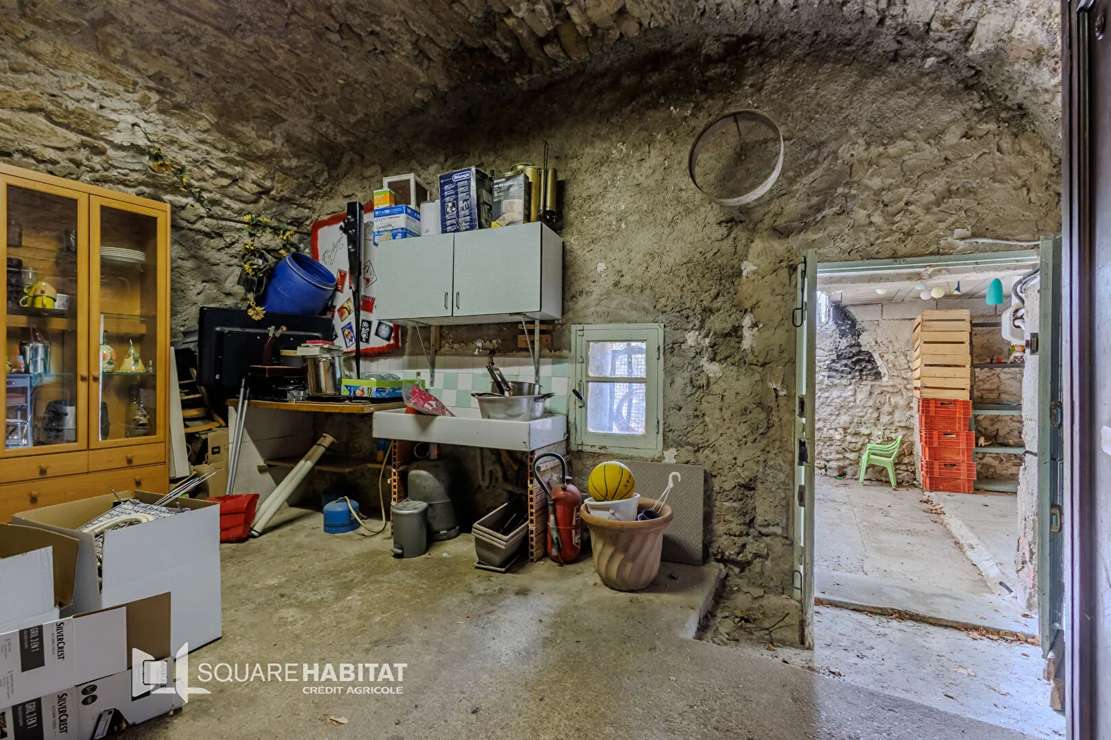 Maison de village à rénover à Eyguieres - 95 m² avec cour et potentiel d'agrandissement 